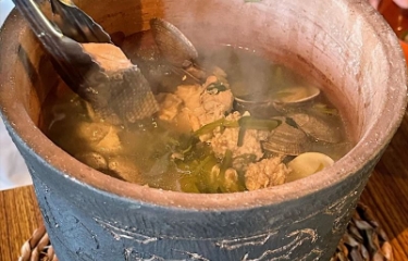 縄文土器風鍋で料理体験